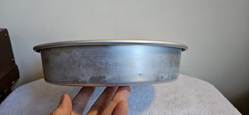 WILTON VINTAGE 2105-7908 / 9" X 9" X 2" BANDEJA REDONDA DE ALUMINIO 1991 - Imagen 2 de 11