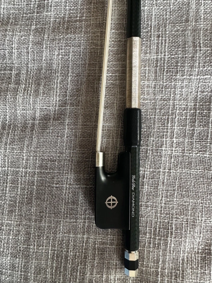 Arco de violonchelo de fibra de carbono CodaBow Diamond SX Foto 3 de 4