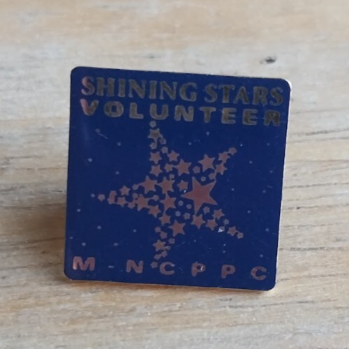 Shining Stars Volunteer MNCPPC Pin Maryland National Capital Park Planning Comm - Bild 1 von 3