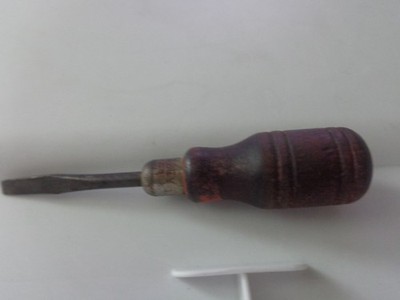 VALLEY PET, SMALL WOOD HANDLE STANDARD SCREWDRIVER. UNION HARDWARE CO.