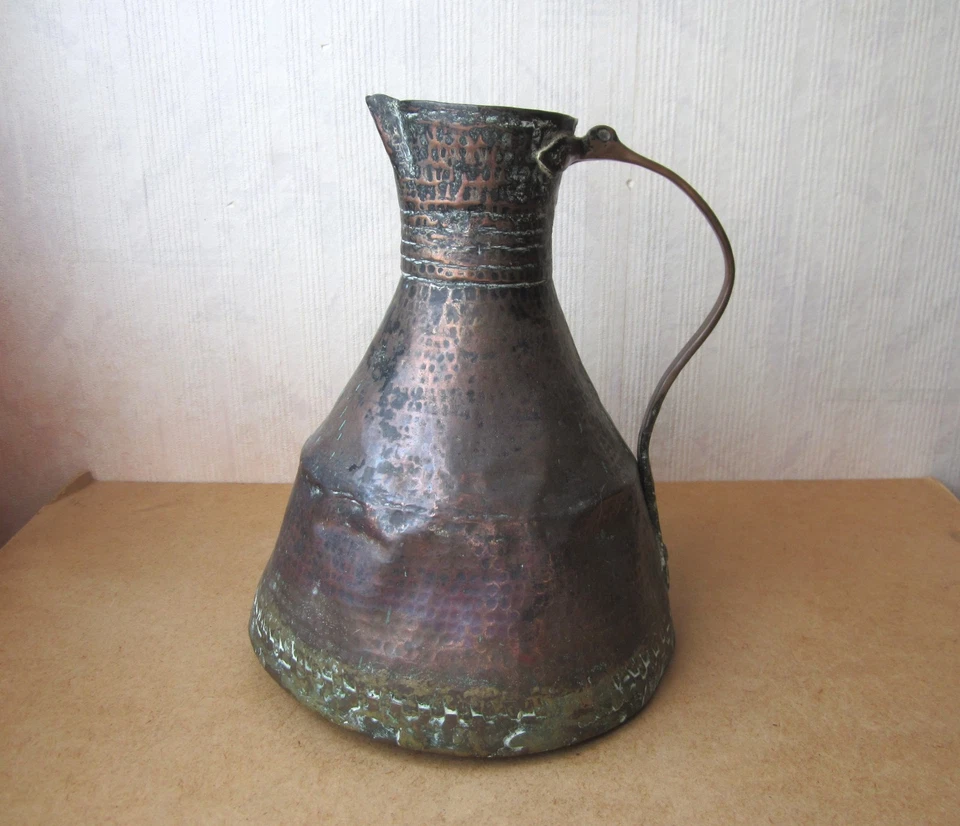 Ancien broc pichet ou pot à eau en cuivre martelé XVIIIe siècle - Photo 3/4