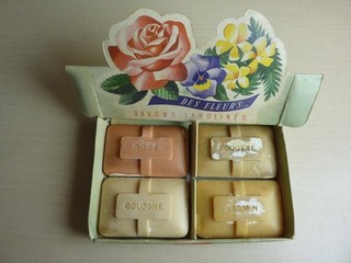 ANCIEN PRESENTOIR PLV DELIX AVEC 4 SAVONS LANOLINES DES FLEURS