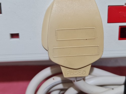 DURAPLUG 4 BUCHSEN VERLÄNGERUNGSKABEL HERGESTELLT IN UK CA. 3 MTS + GUMMI 3-POLIGER STECKER - Bild 11 von 14