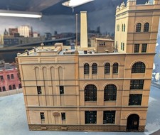 HO Scale Walthers Cornerstone 933-3024 Milwaukee Beer and Ale Brewery Built Used