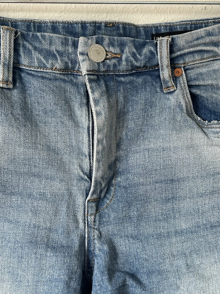 Pantalones cortos de mezclilla Blank NYC para mujer 31 alto potencial The Essex corte clásico Foto 3 de 4