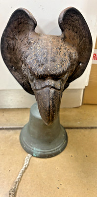 Vintage Adlerkopf zur Wandmontage aus Gusseisen mit rustikaler Glocke