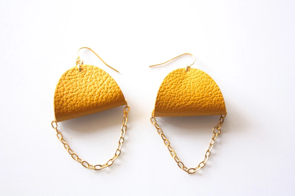 Pendientes de cuero genuino caramelo con adorno de cadena, nuevos, hechos a mano Foto 2 de 4