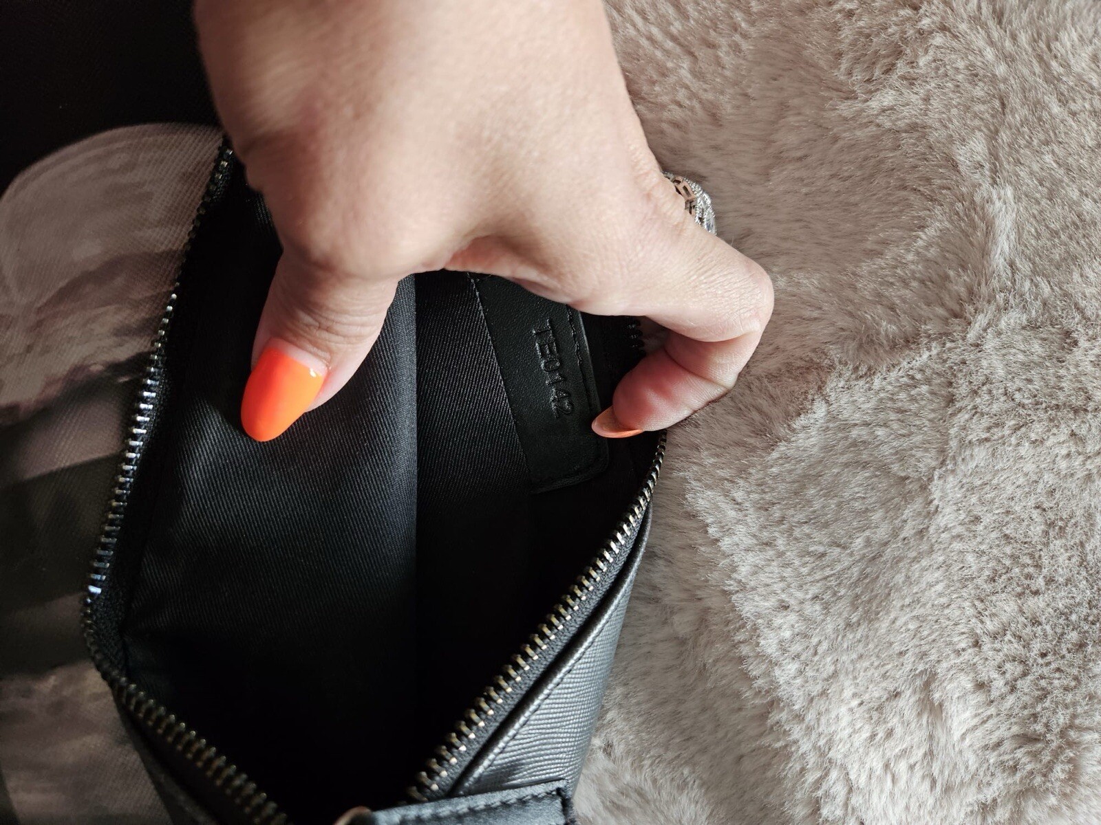 GIVENCHY  Saffiano Antigona Madonna Clutch Black image 4