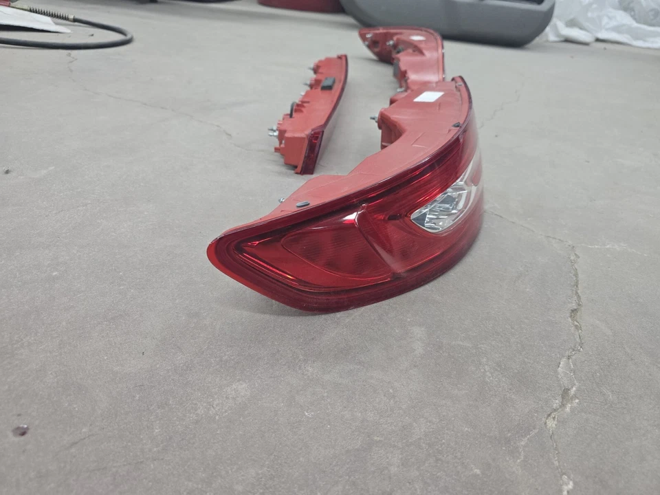 Lincoln MKC 2019 luces traseras izquierda, derecha, centro Foto 4 de 4