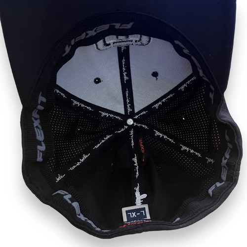 Gorra de béisbol Travis Mathew negra blanca FlexFit para hombre talla L/XL logotipo elástico Yupoong - Imagen 6 de 7