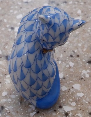 Small Herend 1.5'' Blue Fishnet Seated Cat - Gorgeous - EXCELLENT