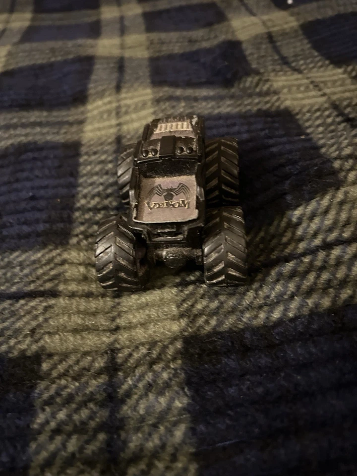 Monster Truck diecast Venom 1:64 Foto 2 de 4