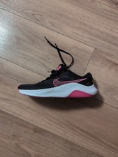 Nike Sneaker in schwarz und rosa Hallenschuhe...