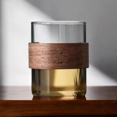 Elegante Glaskaffeetasse im japanischen Stil mit hochwertiger Walnussholzhülle