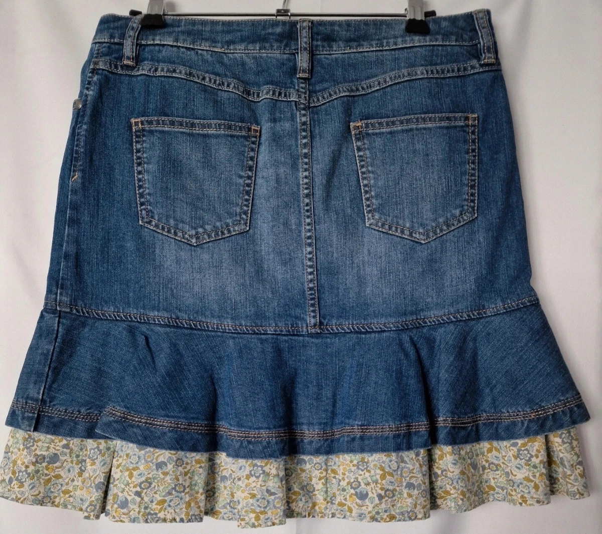 Jupe en jeans Linea Tesini avec volant fleuri. Parfait tat. Achet e sur Helline