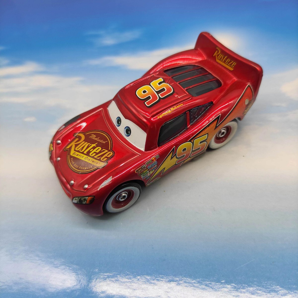 McQueen mit Aufklebern カーズ ミニカー DISNEY PIXAR CARS LIGHTNING MCQUEEN MIT AUFKLEBERN METALLIC