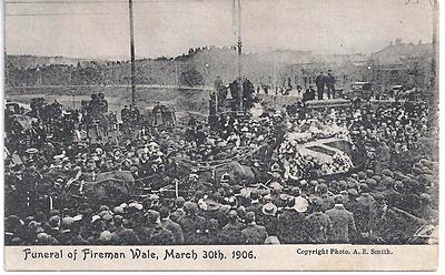 FEUERWEHR ORIGINAL POSTKARTE BEGRÄBNIS DES FEUERWEHRMANNES WALE MÄRZ 1906 IN BRISTOL 