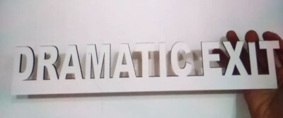 ''DRAMATIC EXIT'' weiß Neuheit lustiges Holzschild über Türschild 36x6cm neu Geschenk 