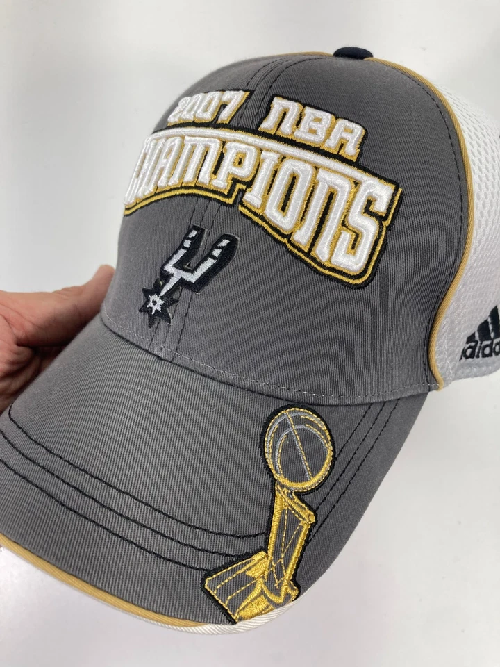 Gorra de camionero Adidas de los San Antonio Spurs campeones de la NBA 2007 gris blanca Foto 4 de 4