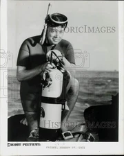 1971 Press Photo TV Host Hugh Downs in Scuba Gear - srp19656