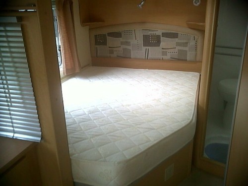 Waterproof Fitted Mattress Cover for Caravan Right Hand Cut Off Double fixed bed - 第 1/2 張圖片