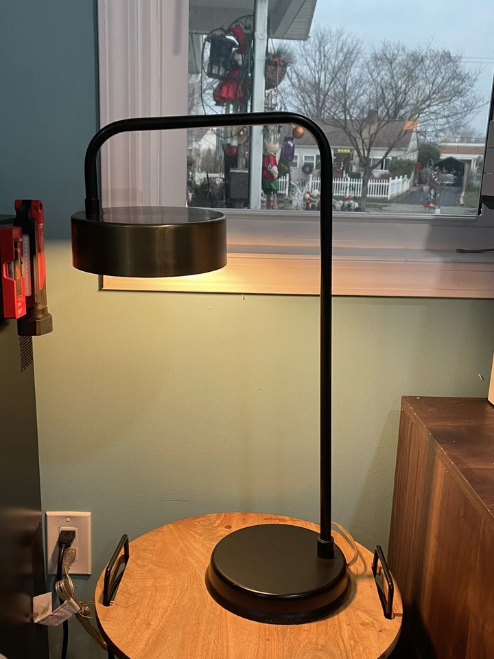 Lámpara portátil Maverick de Surya, base envejecida/pantalla dorada - MVR-001 Foto 3 de 4