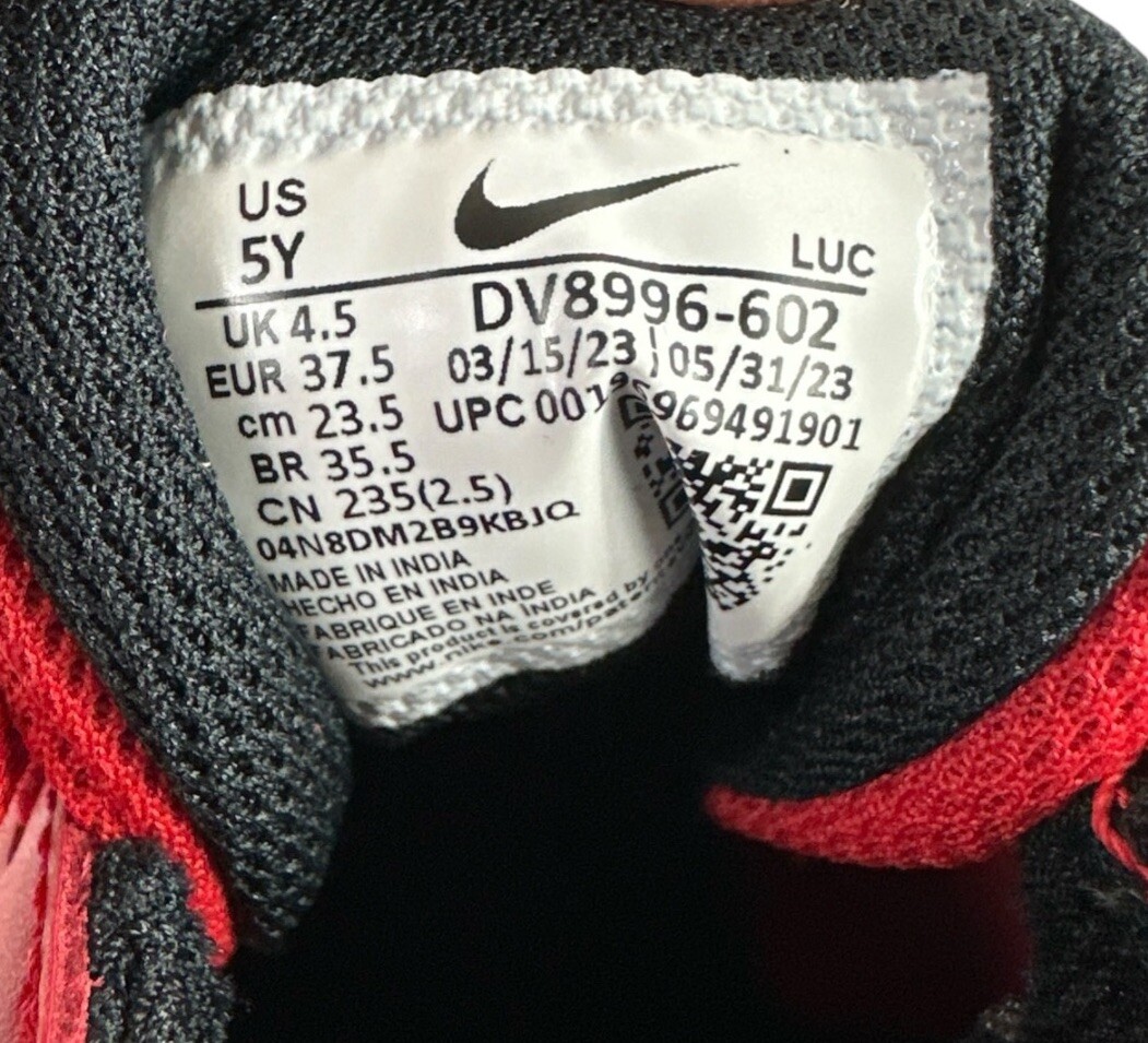 Nike Team Hustle D 11 Youth Size 5Y Red Black Basketball