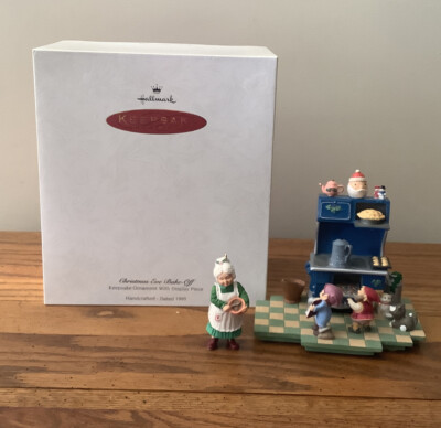 NEW 1995 Christmas Eve BAKE Off HALLMARK Display SIGNED Mrs Claus Oven Pie Elf s
