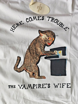 THE VAMPIRES WIFE ''THE DEGENERATE CAT'' Here COMES TROUBLE T-Shirt SIZE S unisex