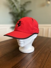 Gorra de béisbol roja oficial Ferrari logotipo de caballo rampante de metal Rosso Corsa usada en excelente estado