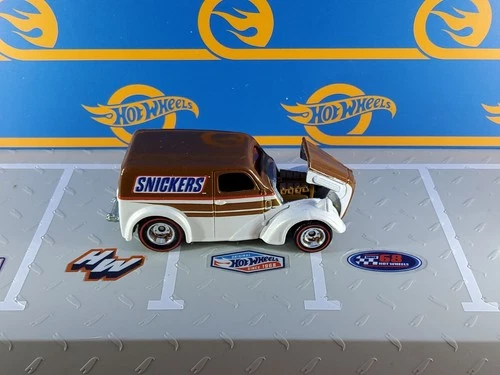 Hot Wheels 1:64 2013 Pop Culture Snickers Anglia Panel Truck Redline Real Riders