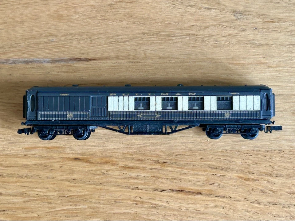 Graham Farish 0656 N Gauge Umber & Cream Pullman Brake Coach. Unnamed - Image 2 of 4