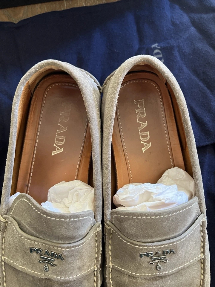Mocasines de gamuza gris Prada para hombre Foto 4 de 4