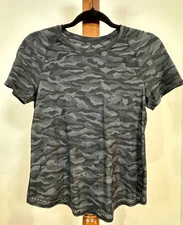 Lululemon Rise and Ru Short Sleeve Shirt Black Camo Est. Sz 6 Laser-Cut Vent Tee