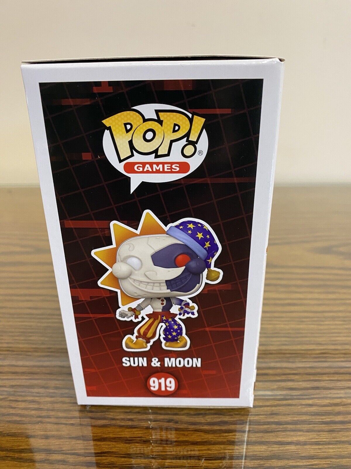 Funko Pop! Games #919 Five Nights at Freddy's Sun & Moon (HT) + Protector  *Mint*