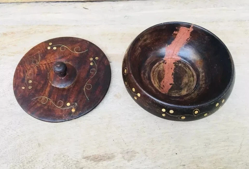 Antigua olla redonda de madera rara tallada a mano con tapa Foto 3 de 4