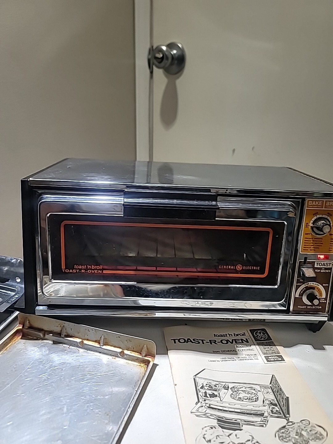 Vintage General Electric GE Bake Toast N' Broil Toaster Oven With Trays