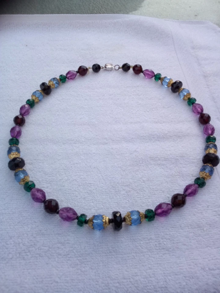 Collar vintage multicolor con cuentas con cierre magnético fácil de sujetar Foto 3 de 3