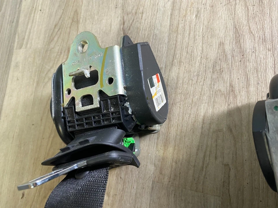 MERCEDES BENZ E320 CLS63 E63 OEM 07-09 SET REAR SEAT BELT RETRACTOR BLACK - Image 3 of 4