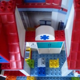 LEGO DUPLO Large City Hospital 5795 111 Pieces Ages 2-5 Medical Vers.