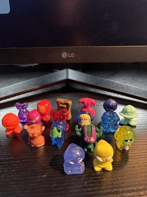 17 GOGOS CRAZY BONES 2 GLOWING EYE ALIENS