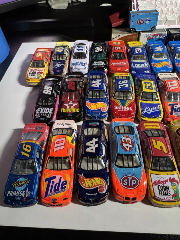 NASCAR Mixed Lot 1/64 Scale & Some Pit Crew Trailers Racing Champions Hot Wheels - Image 2 of 4