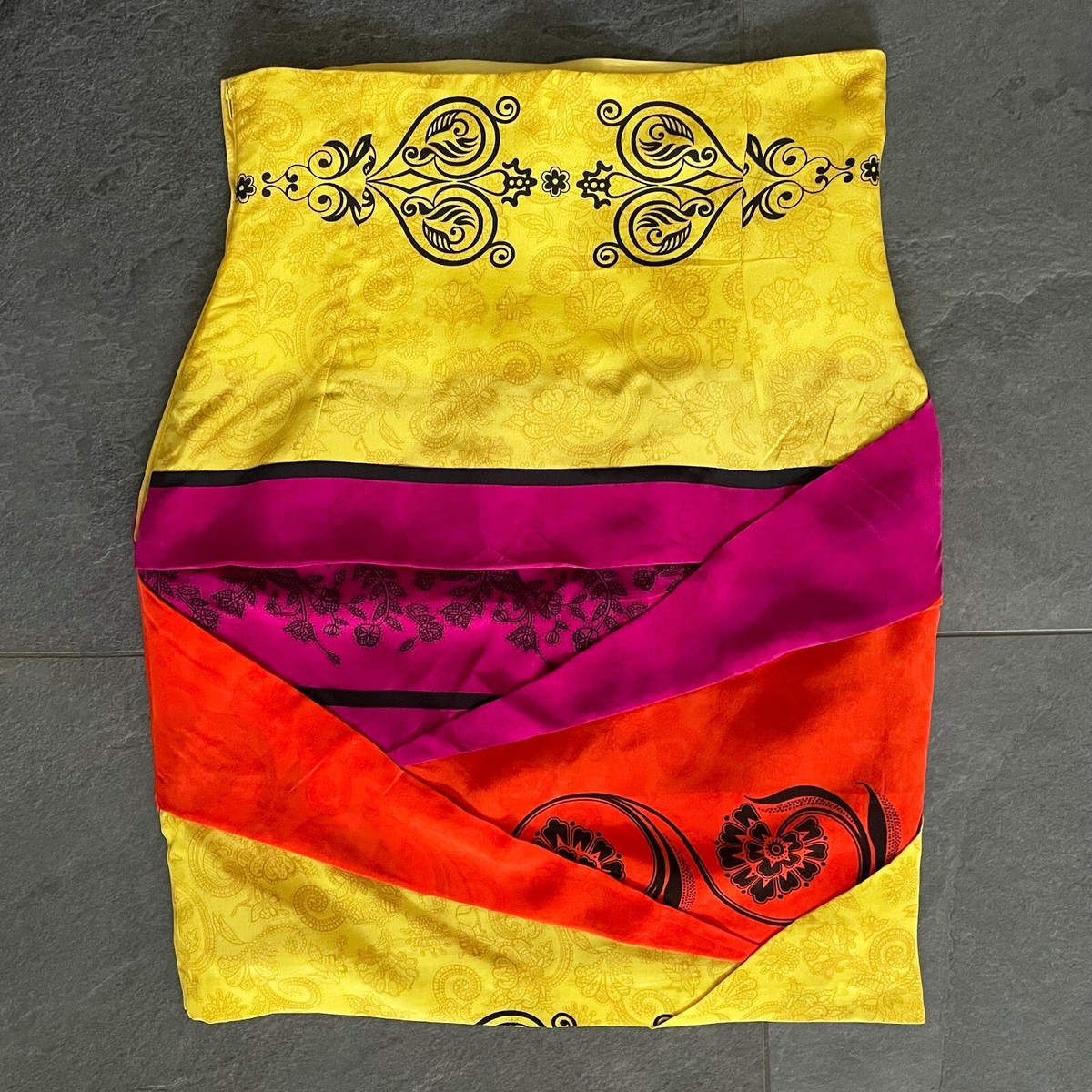 ジャンニ　ベルサーチ　ビロードスカート　サイズ42 ジャンニ ベルサーチ ビロードスカート サイズ42 GIANNI VERSACE