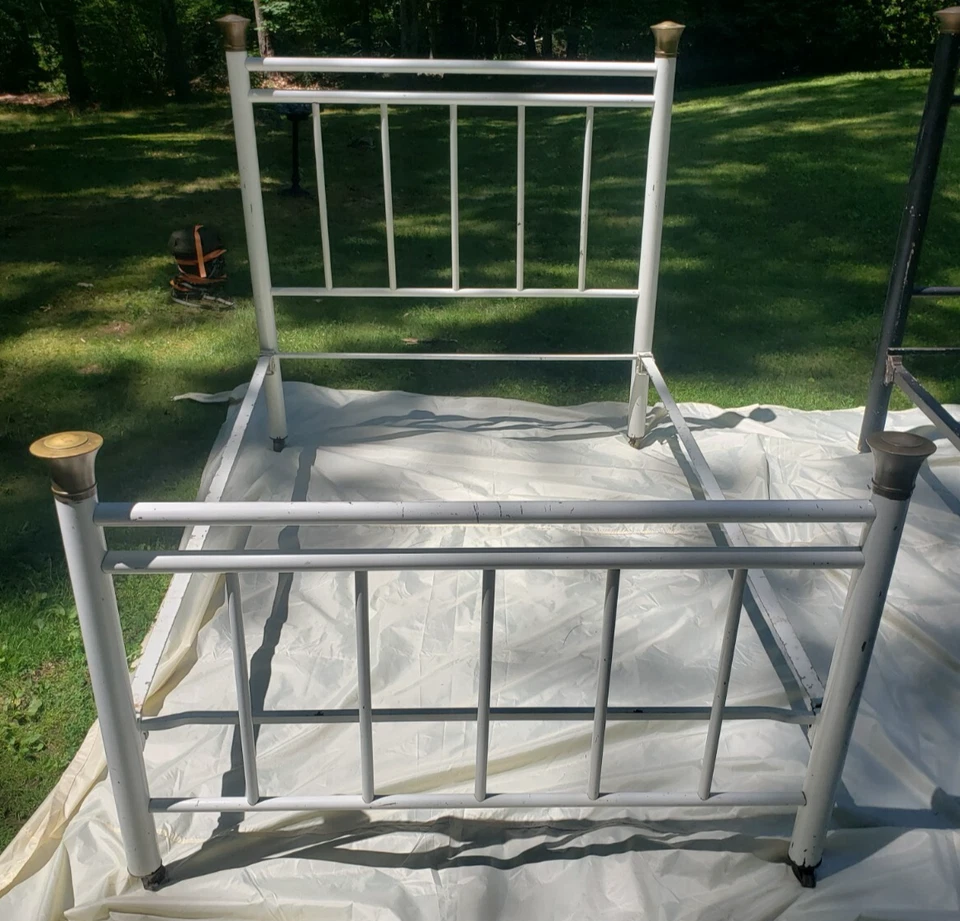 Camas antiguas de hierro de tamaño completo con tapas y ruedas de poste de latón -2 disponibles Foto 3 de 4