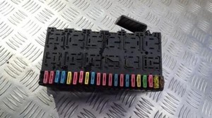 357937039 Sicherungskasten Steuergerät  Volkswagen Polo DE334132-95