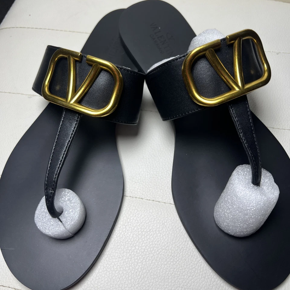 Sandalias de cuero Valentino con hebilla dorada con logotipo en V Foto 2 de 3