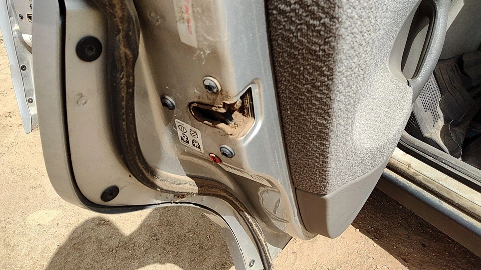 00-05 Pestillo de puerta trasera izquierda conductor Saturn L100 con varillas/cables trasero OEM 90584739 Foto 2 de 4