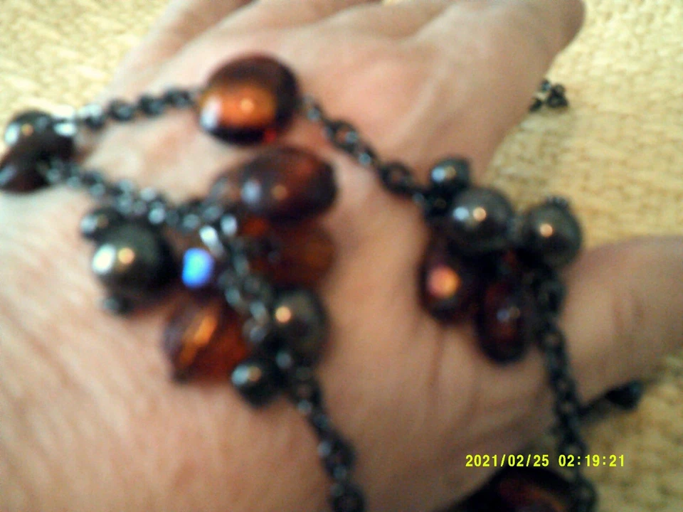 COLLAR DE CUENTAS METÁLICAS HEMATITA ÁMBAR/GRIS OSCURO EN CADENA OSCURA 40" DE LARGO Foto 2 de 2