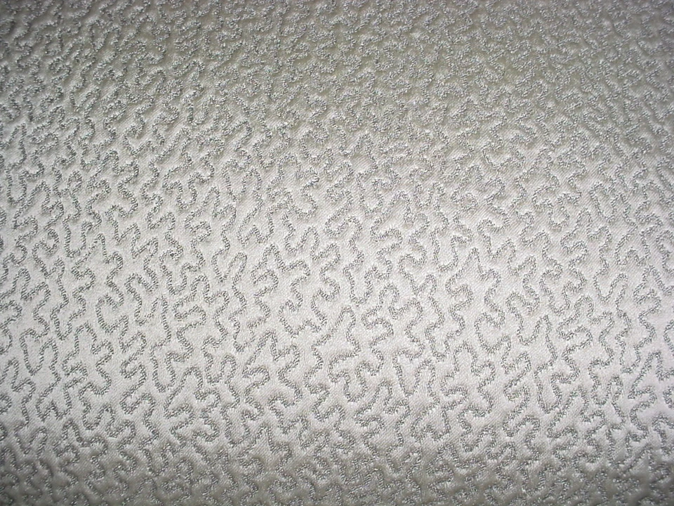 Tela de tapicería 1Y Kravet 34124 Keenan Silver Squiggle Jacquard Matelasse Foto 3 de 4