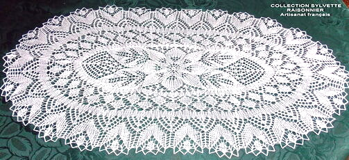 Napperon tricot d'art ovale Sylvette Raisonnier de 55x115cm pour décorer votre table de salon